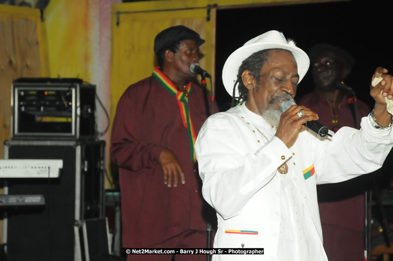 Bunny Wailer & King Yellowman at Bourbon Beach - Monday, February 25, 2008 - Bourbin Beach Restaurant, Bar, Oceanfront Accommodatioins, Live Reggae Music & Disco, Norman Manley Boulevard, Negril, Westmoreland, Jamaica W.I. - Photographs by Net2Market.com - Barry J. Hough Sr, Photographer - Negril Travel Guide, Negril Jamaica WI - http://www.negriltravelguide.com - info@negriltravelguide.com...!