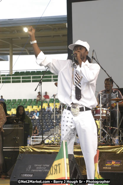 Beenie Man - Cure Fest 2007 - Longing For Concert at Trelawny Multi Purpose Stadium, Trelawny, Jamaica - Sunday, October 14, 2007 - Cure Fest 2007 October 12th-14th, 2007 Presented by Danger Promotions, Iyah Cure Promotions, and Brass Gate Promotions - Alison Young, Publicist - Photographs by Net2Market.com - Barry J. Hough Sr, Photographer - Negril Travel Guide, Negril Jamaica WI - http://www.negriltravelguide.com - info@negriltravelguide.com...!