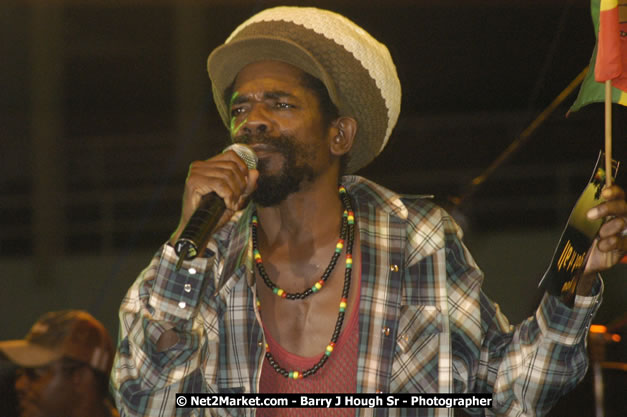 Cocoa Tea - Cure Fest 2007 - Longing For Concert at Trelawny Multi Purpose Stadium, Trelawny, Jamaica - Sunday, October 14, 2007 - Cure Fest 2007 October 12th-14th, 2007 Presented by Danger Promotions, Iyah Cure Promotions, and Brass Gate Promotions - Alison Young, Publicist - Photographs by Net2Market.com - Barry J. Hough Sr, Photographer - Negril Travel Guide, Negril Jamaica WI - http://www.negriltravelguide.com - info@negriltravelguide.com...!