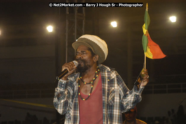 Cocoa Tea - Cure Fest 2007 - Longing For Concert at Trelawny Multi Purpose Stadium, Trelawny, Jamaica - Sunday, October 14, 2007 - Cure Fest 2007 October 12th-14th, 2007 Presented by Danger Promotions, Iyah Cure Promotions, and Brass Gate Promotions - Alison Young, Publicist - Photographs by Net2Market.com - Barry J. Hough Sr, Photographer - Negril Travel Guide, Negril Jamaica WI - http://www.negriltravelguide.com - info@negriltravelguide.com...!