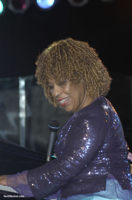 Roberta Flack - Air Jamaica Jazz & Blues 2005 - The Art Of Music - Cinnamon Hill Golf Course, Rose Hall, Montego Bay - Negril Travel Guide, Negril Jamaica WI - http://www.negriltravelguide.com - info@negriltravelguide.com...!