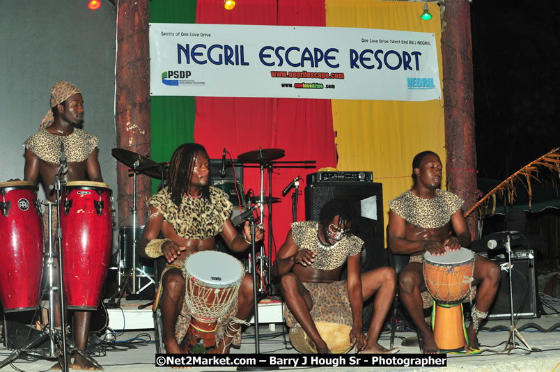 Beenie Man - Live in Concert, plus Hiyah Grade Band @ The Sunset Show @ Negril Escape Resort and Spa, Tuesday, February 3, 2009 - Live Reggae Music at Negril Escape - Tuesday Nights 6:00PM to 10:00 PM - One Love Drive, West End, Negril, Westmoreland, Jamaica W.I. - Photographs by Net2Market.com - Barry J. Hough Sr, Photographer/Photojournalist - The Negril Travel Guide - Negril's and Jamaica's Number One Concert Photography Web Site with over 40,000 Jamaican Concert photographs Published -  Negril Travel Guide, Negril Jamaica WI - http://www.negriltravelguide.com - info@negriltravelguide.com...!