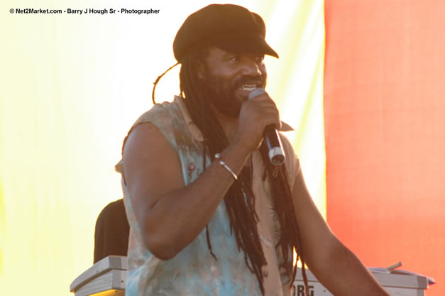 Tony Rebel Closing Tru-Juice Rebel Salute 2007 - Saturday, January 13, 2007, Port Kaiser Sports Club, St. Elizabeth - Negril Travel Guide, Negril Jamaica WI - http://www.negriltravelguide.com - info@negriltravelguide.com...!