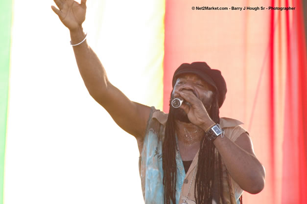 Tony Rebel Closing Tru-Juice Rebel Salute 2007 - Saturday, January 13, 2007, Port Kaiser Sports Club, St. Elizabeth - Negril Travel Guide, Negril Jamaica WI - http://www.negriltravelguide.com - info@negriltravelguide.com...!