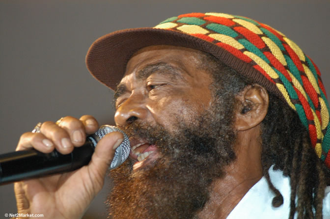 John Holt - Red Stripe Reggae Sumfest 2005 - Rockers Night - July 20th, 2005 - Negril Travel Guide, Negril Jamaica WI - http://www.negriltravelguide.com - info@negriltravelguide.com...!