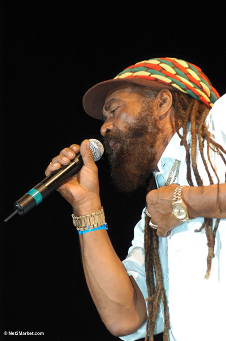 John Holt - Red Stripe Reggae Sumfest 2005 - Rockers Night - July 20th, 2005 - Negril Travel Guide, Negril Jamaica WI - http://www.negriltravelguide.com - info@negriltravelguide.com...!