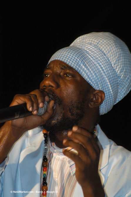 Sizzla - Red Stripe Reggae Sumfest 2005 - Dancehall Night - July 21th, 2005 - Negril Travel Guide, Negril Jamaica WI - http://www.negriltravelguide.com - info@negriltravelguide.com...!