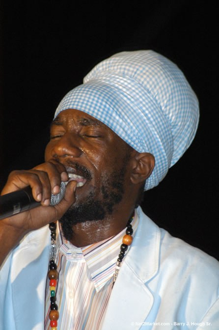 Sizzla - Red Stripe Reggae Sumfest 2005 - Dancehall Night - July 21th, 2005 - Negril Travel Guide, Negril Jamaica WI - http://www.negriltravelguide.com - info@negriltravelguide.com...!