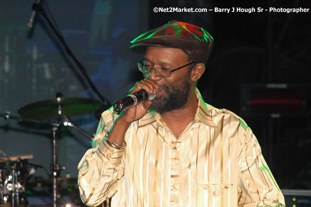 Beres Hammond - Red Stripe Reggae Sumfest 2007 - Zenith - Saturday, July 21, 2007 - Catherine Hall, Montego Bay, St James, Jamaica W.I. - Negril Travel Guide, Negril Jamaica WI - http://www.negriltravelguide.com - info@negriltravelguide.com...!