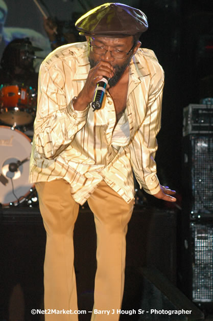 Beres Hammond - Red Stripe Reggae Sumfest 2007 - Zenith - Saturday, July 21, 2007 - Catherine Hall, Montego Bay, St James, Jamaica W.I. - Negril Travel Guide, Negril Jamaica WI - http://www.negriltravelguide.com - info@negriltravelguide.com...!