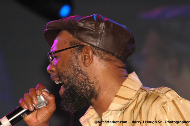 Beres Hammond - Red Stripe Reggae Sumfest 2007 - Zenith - Saturday, July 21, 2007 - Catherine Hall, Montego Bay, St James, Jamaica W.I. - Negril Travel Guide, Negril Jamaica WI - http://www.negriltravelguide.com - info@negriltravelguide.com...!