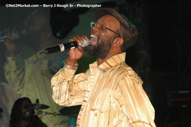 Beres Hammond - Red Stripe Reggae Sumfest 2007 - Zenith - Saturday, July 21, 2007 - Catherine Hall, Montego Bay, St James, Jamaica W.I. - Negril Travel Guide, Negril Jamaica WI - http://www.negriltravelguide.com - info@negriltravelguide.com...!