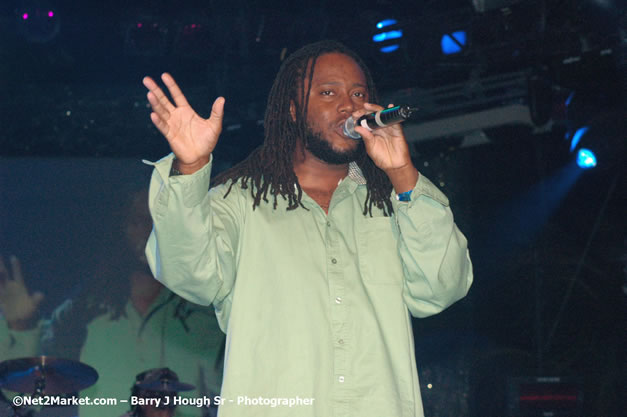 Dwayne Stephenson - Red Stripe Reggae Sumfest 2007 - Zenith - Saturday, July 21, 2007 - Catherine Hall, Montego Bay, St James, Jamaica W.I. - Negril Travel Guide, Negril Jamaica WI - http://www.negriltravelguide.com - info@negriltravelguide.com...!