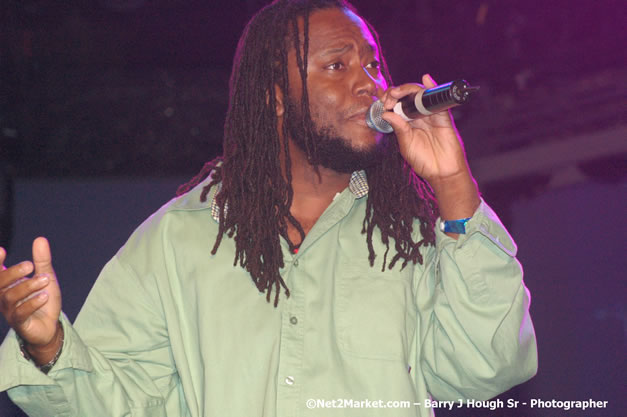 Dwayne Stephenson - Red Stripe Reggae Sumfest 2007 - Zenith - Saturday, July 21, 2007 - Catherine Hall, Montego Bay, St James, Jamaica W.I. - Negril Travel Guide, Negril Jamaica WI - http://www.negriltravelguide.com - info@negriltravelguide.com...!