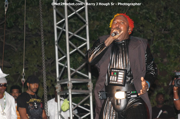 Elephant Man - Explosion - Red Stripe Reggae Sumfest 2007 - Thursday, July 19, 2007 - Red Stripe Reggae Sumfest 2007 at Catherine Hall, Montego Bay, St James, Jamaica W.I. - Negril Travel Guide, Negril Jamaica WI - http://www.negriltravelguide.com - info@negriltravelguide.com...!