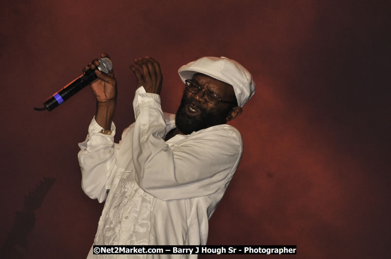 Beres Hammond @ Red Stripe Reggae Sumfest 2008 International Night 2, Catherine Hall, Montego Bay - Saturday, July 19, 2008 - Reggae Sumfest 2008 July 13 - July 19, 2008 - Photographs by Net2Market.com - Barry J. Hough Sr. Photojournalist/Photograper - Photographs taken with a Nikon D300 - Negril Travel Guide, Negril Jamaica WI - http://www.negriltravelguide.com - info@negriltravelguide.com...!