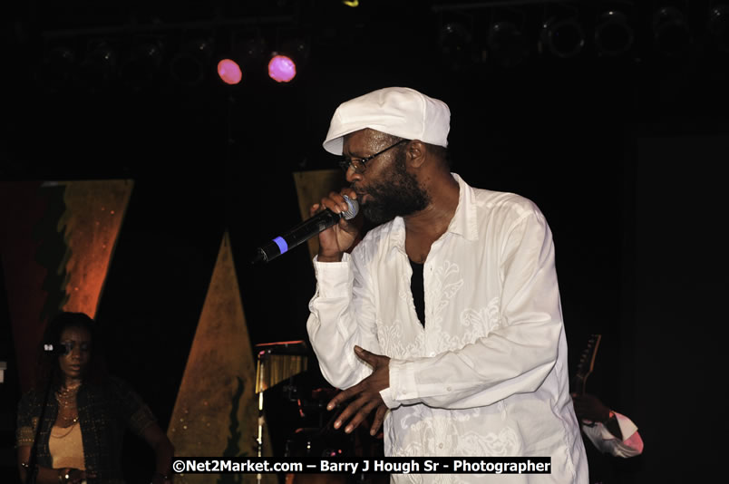 Beres Hammond @ Red Stripe Reggae Sumfest 2008 International Night 2, Catherine Hall, Montego Bay - Saturday, July 19, 2008 - Reggae Sumfest 2008 July 13 - July 19, 2008 - Photographs by Net2Market.com - Barry J. Hough Sr. Photojournalist/Photograper - Photographs taken with a Nikon D300 - Negril Travel Guide, Negril Jamaica WI - http://www.negriltravelguide.com - info@negriltravelguide.com...!