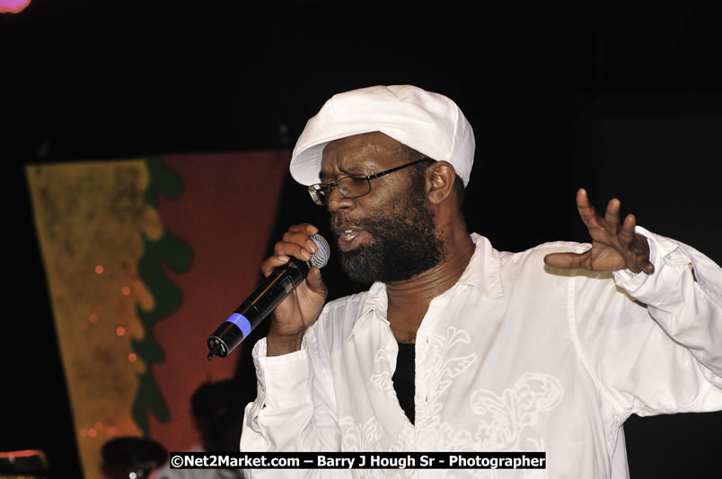 Beres Hammond @ Red Stripe Reggae Sumfest 2008 International Night 2, Catherine Hall, Montego Bay - Saturday, July 19, 2008 - Reggae Sumfest 2008 July 13 - July 19, 2008 - Photographs by Net2Market.com - Barry J. Hough Sr. Photojournalist/Photograper - Photographs taken with a Nikon D300 - Negril Travel Guide, Negril Jamaica WI - http://www.negriltravelguide.com - info@negriltravelguide.com...!