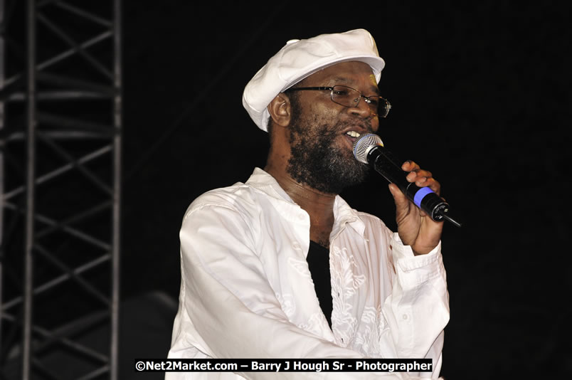 Beres Hammond @ Red Stripe Reggae Sumfest 2008 International Night 2, Catherine Hall, Montego Bay - Saturday, July 19, 2008 - Reggae Sumfest 2008 July 13 - July 19, 2008 - Photographs by Net2Market.com - Barry J. Hough Sr. Photojournalist/Photograper - Photographs taken with a Nikon D300 - Negril Travel Guide, Negril Jamaica WI - http://www.negriltravelguide.com - info@negriltravelguide.com...!