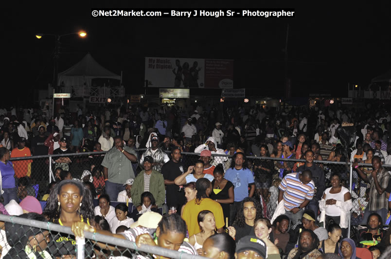 T - Pain @ Red Stripe Reggae Sumfest 2008 International Night 2, Catherine Hall, Montego Bay - Saturday, July 19, 2008 - Reggae Sumfest 2008 July 13 - July 19, 2008 - Photographs by Net2Market.com - Barry J. Hough Sr. Photojournalist/Photograper - Photographs taken with a Nikon D300 - Negril Travel Guide, Negril Jamaica WI - http://www.negriltravelguide.com - info@negriltravelguide.com...!