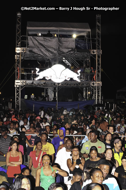 T - Pain @ Red Stripe Reggae Sumfest 2008 International Night 2, Catherine Hall, Montego Bay - Saturday, July 19, 2008 - Reggae Sumfest 2008 July 13 - July 19, 2008 - Photographs by Net2Market.com - Barry J. Hough Sr. Photojournalist/Photograper - Photographs taken with a Nikon D300 - Negril Travel Guide, Negril Jamaica WI - http://www.negriltravelguide.com - info@negriltravelguide.com...!