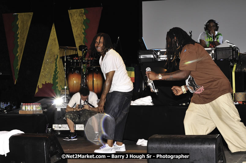 T - Pain @ Red Stripe Reggae Sumfest 2008 International Night 2, Catherine Hall, Montego Bay - Saturday, July 19, 2008 - Reggae Sumfest 2008 July 13 - July 19, 2008 - Photographs by Net2Market.com - Barry J. Hough Sr. Photojournalist/Photograper - Photographs taken with a Nikon D300 - Negril Travel Guide, Negril Jamaica WI - http://www.negriltravelguide.com - info@negriltravelguide.com...!