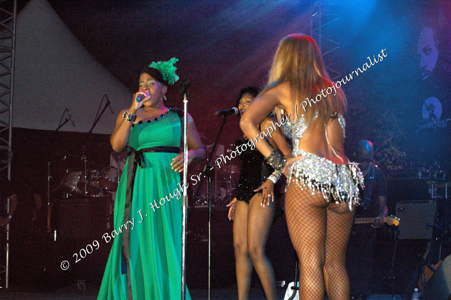 Toni Braxton @ Reggae Sumfest 2009 - International Night 2 - Reggae Sumfest 2009,Catherine Hall, Montego Bay, St. James, Jamaica W.I. - Saturday, July 25, 2009 - Reggae Sumfest 2009, July 19 - 25, 2009 - Photographs by Net2Market.com - Barry J. Hough Sr. Photojournalist/Photograper - Photographs taken with a Nikon D70, D100, or D300 - Negril Travel Guide, Negril Jamaica WI - http://www.negriltravelguide.com - info@negriltravelguide.com...!