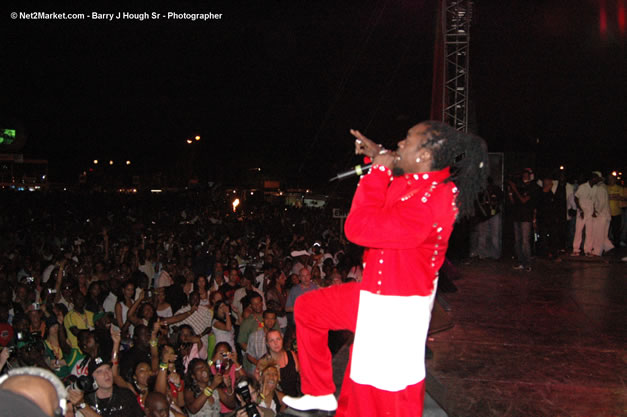 Beenie Man - Red Stripe Reggae Sumfest 2006 - Stormfront - The Blazing Dance Hall Night - Thursday, July 20, 2006 - Catherine Hall Venue - Montego Bay, Jamaica - Negril Travel Guide, Negril Jamaica WI - http://www.negriltravelguide.com - info@negriltravelguide.com...!