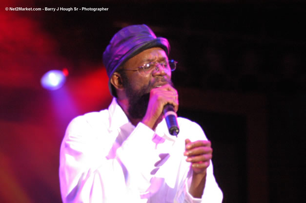 Beres Hammond - Red Stripe Reggae Sumfest 2006 - The Summit - Jamaica's Greatest, The World's Best - Saturday, July 22, 2006 - Montego Bay, Jamaica - Negril Travel Guide, Negril Jamaica WI - http://www.negriltravelguide.com - info@negriltravelguide.com...!