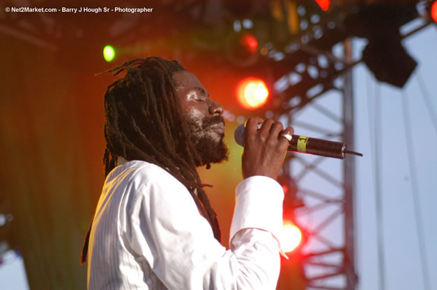 Buju Banton - Red Stripe Reggae Sumfest 2006 - The Summit - Jamaica's Greatest, The World's Best - Saturday, July 22, 2006 - Montego Bay, Jamaica - Negril Travel Guide, Negril Jamaica WI - http://www.negriltravelguide.com - info@negriltravelguide.com...!