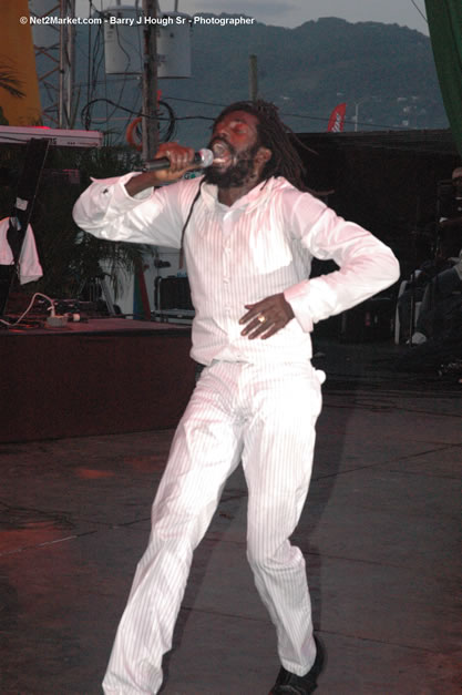 Buju Banton - Red Stripe Reggae Sumfest 2006 - The Summit - Jamaica's Greatest, The World's Best - Saturday, July 22, 2006 - Montego Bay, Jamaica - Negril Travel Guide, Negril Jamaica WI - http://www.negriltravelguide.com - info@negriltravelguide.com...!