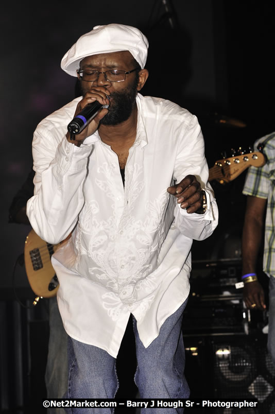 Beres Hammond @ Reggae Sumfest 2008 International Night 2, Catherine Hall, Montego Bay - Saturday, July 19, 2008 - Reggae Sumfest 2008 July 13 - July 19, 2008 - Photographs by Net2Market.com - Barry J. Hough Sr. Photojournalist/Photograper - Photographs taken with a Nikon D300 - Negril Travel Guide, Negril Jamaica WI - http://www.negriltravelguide.com - info@negriltravelguide.com...!