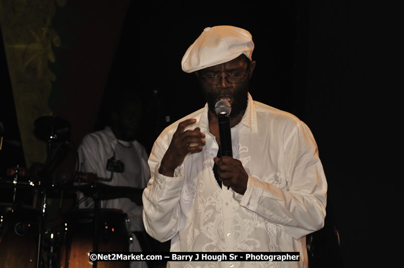 Beres Hammond @ Reggae Sumfest 2008 International Night 2, Catherine Hall, Montego Bay - Saturday, July 19, 2008 - Reggae Sumfest 2008 July 13 - July 19, 2008 - Photographs by Net2Market.com - Barry J. Hough Sr. Photojournalist/Photograper - Photographs taken with a Nikon D300 - Negril Travel Guide, Negril Jamaica WI - http://www.negriltravelguide.com - info@negriltravelguide.com...!