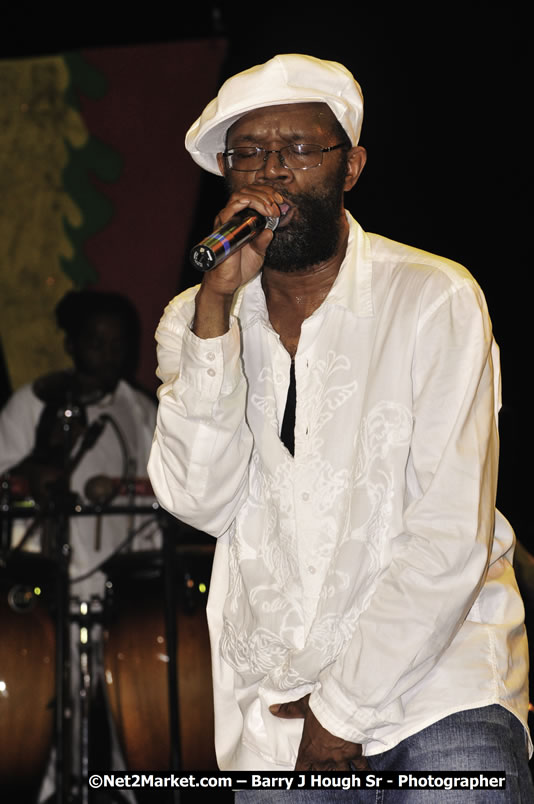 Beres Hammond @ Reggae Sumfest 2008 International Night 2, Catherine Hall, Montego Bay - Saturday, July 19, 2008 - Reggae Sumfest 2008 July 13 - July 19, 2008 - Photographs by Net2Market.com - Barry J. Hough Sr. Photojournalist/Photograper - Photographs taken with a Nikon D300 - Negril Travel Guide, Negril Jamaica WI - http://www.negriltravelguide.com - info@negriltravelguide.com...!