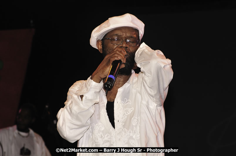 Beres Hammond @ Reggae Sumfest 2008 International Night 2, Catherine Hall, Montego Bay - Saturday, July 19, 2008 - Reggae Sumfest 2008 July 13 - July 19, 2008 - Photographs by Net2Market.com - Barry J. Hough Sr. Photojournalist/Photograper - Photographs taken with a Nikon D300 - Negril Travel Guide, Negril Jamaica WI - http://www.negriltravelguide.com - info@negriltravelguide.com...!