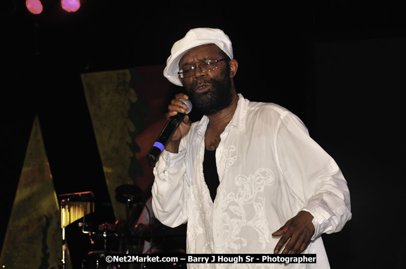 Beres Hammond @ Reggae Sumfest 2008 International Night 2, Catherine Hall, Montego Bay - Saturday, July 19, 2008 - Reggae Sumfest 2008 July 13 - July 19, 2008 - Photographs by Net2Market.com - Barry J. Hough Sr. Photojournalist/Photograper - Photographs taken with a Nikon D300 - Negril Travel Guide, Negril Jamaica WI - http://www.negriltravelguide.com - info@negriltravelguide.com...!