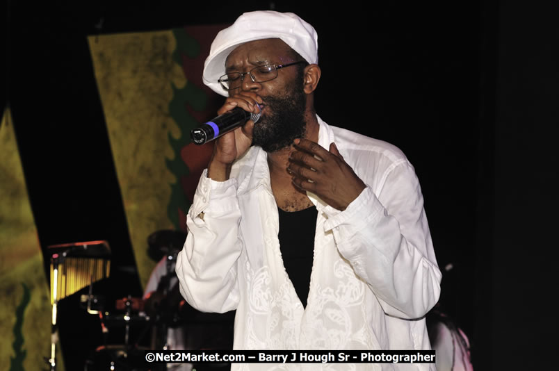 Beres Hammond @ Reggae Sumfest 2008 International Night 2, Catherine Hall, Montego Bay - Saturday, July 19, 2008 - Reggae Sumfest 2008 July 13 - July 19, 2008 - Photographs by Net2Market.com - Barry J. Hough Sr. Photojournalist/Photograper - Photographs taken with a Nikon D300 - Negril Travel Guide, Negril Jamaica WI - http://www.negriltravelguide.com - info@negriltravelguide.com...!