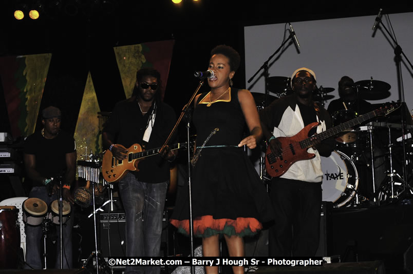 Etana @ Reggae Sumfest 2008 International Night 2, Catherine Hall, Montego Bay - Saturday, July 19, 2008 - Reggae Sumfest 2008 July 13 - July 19, 2008 - Photographs by Net2Market.com - Barry J. Hough Sr. Photojournalist/Photograper - Photographs taken with a Nikon D300 - Negril Travel Guide, Negril Jamaica WI - http://www.negriltravelguide.com - info@negriltravelguide.com...!