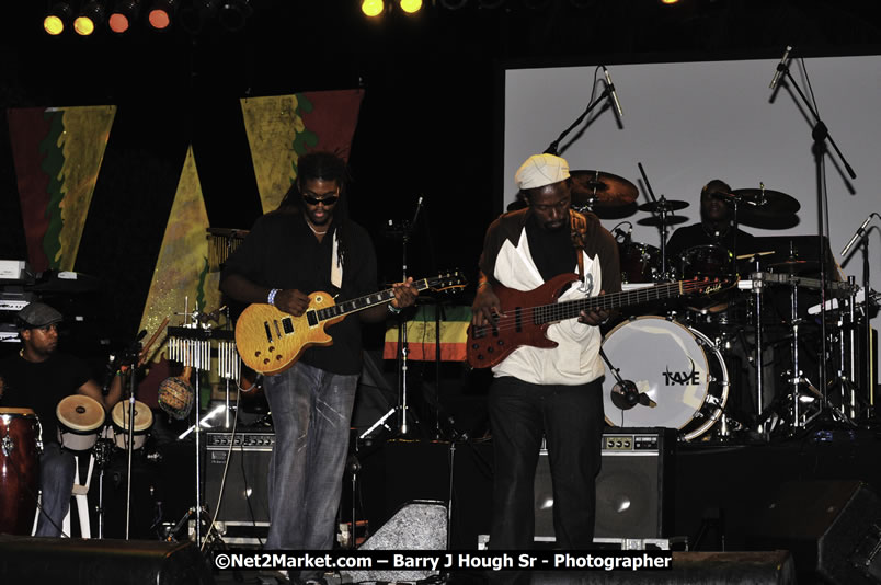 Etana @ Reggae Sumfest 2008 International Night 2, Catherine Hall, Montego Bay - Saturday, July 19, 2008 - Reggae Sumfest 2008 July 13 - July 19, 2008 - Photographs by Net2Market.com - Barry J. Hough Sr. Photojournalist/Photograper - Photographs taken with a Nikon D300 - Negril Travel Guide, Negril Jamaica WI - http://www.negriltravelguide.com - info@negriltravelguide.com...!