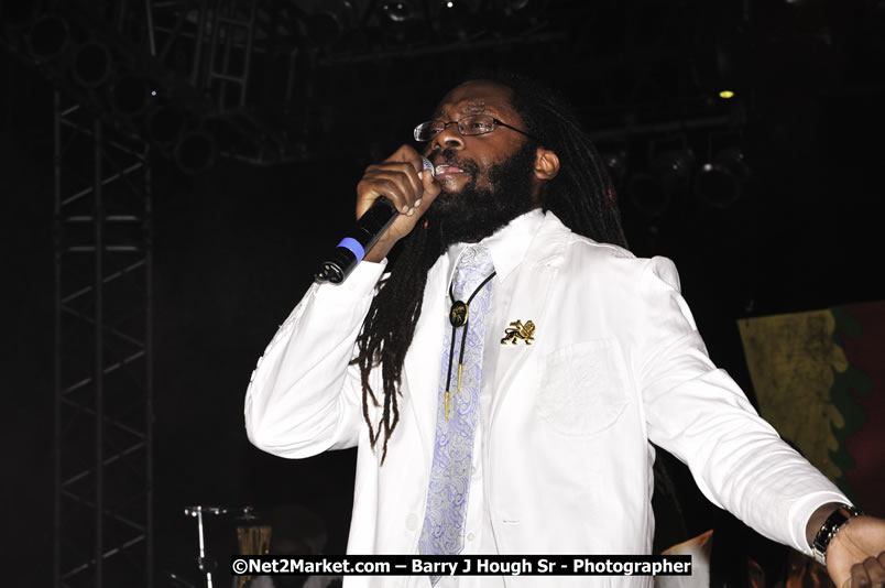 Tarrus Riley @ Reggae Sumfest 2008 International Night 2, Catherine Hall, Montego Bay - Saturday, July 19, 2008 - Reggae Sumfest 2008 July 13 - July 19, 2008 - Photographs by Net2Market.com - Barry J. Hough Sr. Photojournalist/Photograper - Photographs taken with a Nikon D300 - Negril Travel Guide, Negril Jamaica WI - http://www.negriltravelguide.com - info@negriltravelguide.com...!