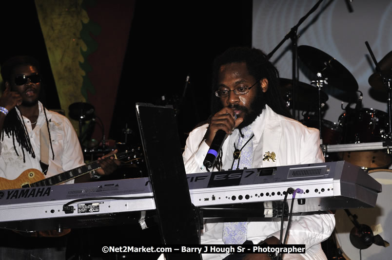 Tarrus Riley @ Reggae Sumfest 2008 International Night 2, Catherine Hall, Montego Bay - Saturday, July 19, 2008 - Reggae Sumfest 2008 July 13 - July 19, 2008 - Photographs by Net2Market.com - Barry J. Hough Sr. Photojournalist/Photograper - Photographs taken with a Nikon D300 - Negril Travel Guide, Negril Jamaica WI - http://www.negriltravelguide.com - info@negriltravelguide.com...!