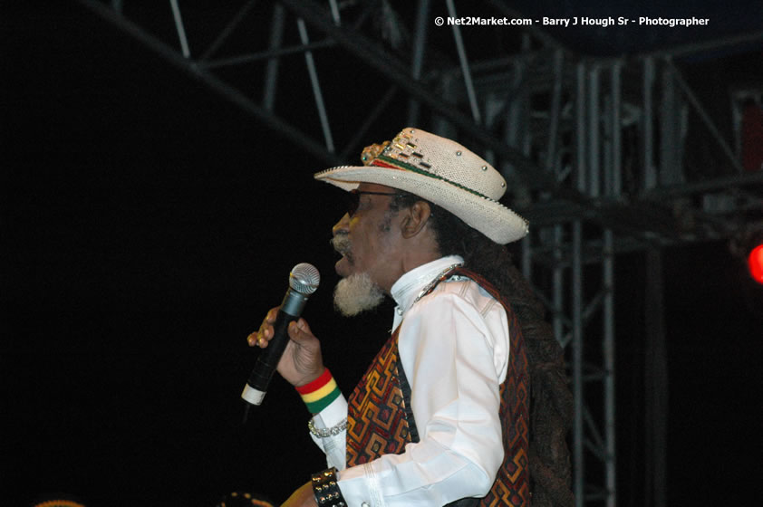 Bunny Wailer - Smile Jamaica, Nine Miles, St Anns, Jamaica - Saturday, February 10, 2007 - The Smile Jamaica Concert, a symbolic homecoming in Bob Marley's birthplace of Nine Miles - Negril Travel Guide, Negril Jamaica WI - http://www.negriltravelguide.com - info@negriltravelguide.com...!