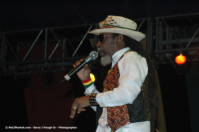 Bunny Wailer - Smile Jamaica, Nine Miles, St Anns, Jamaica - Saturday, February 10, 2007 - The Smile Jamaica Concert, a symbolic homecoming in Bob Marley's birthplace of Nine Miles - Negril Travel Guide, Negril Jamaica WI - http://www.negriltravelguide.com - info@negriltravelguide.com...!