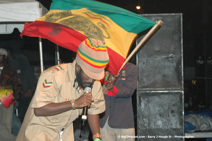 Chezidek - Smile Jamaica, Nine Miles, St Anns, Jamaica - Saturday, February 10, 2007 - The Smile Jamaica Concert, a symbolic homecoming in Bob Marley's birthplace of Nine Miles - Negril Travel Guide, Negril Jamaica WI - http://www.negriltravelguide.com - info@negriltravelguide.com...!