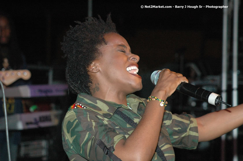 Etana - Smile Jamaica, Nine Miles, St Anns, Jamaica - Saturday, February 10, 2007 - The Smile Jamaica Concert, a symbolic homecoming in Bob Marley's birthplace of Nine Miles - Negril Travel Guide, Negril Jamaica WI - http://www.negriltravelguide.com - info@negriltravelguide.com...!