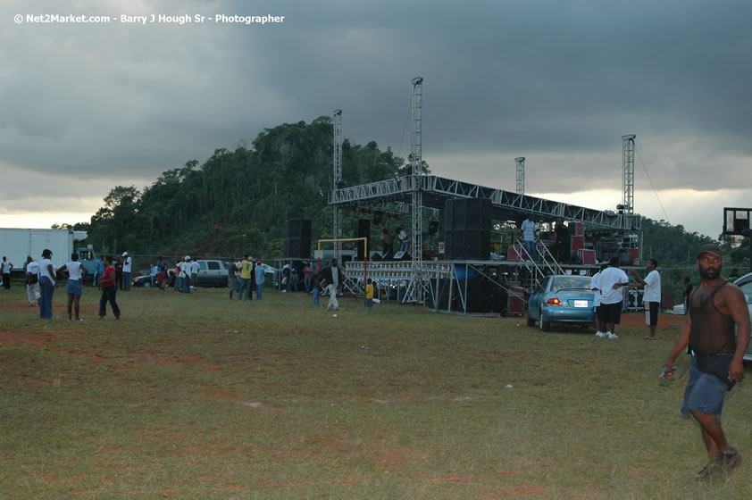 Venue and Audience - Smile Jamaica, Nine Miles, St Anns, Jamaica - Saturday, February 10, 2007 - The Smile Jamaica Concert, a symbolic homecoming in Bob Marley's birthplace of Nine Miles - Negril Travel Guide, Negril Jamaica WI - http://www.negriltravelguide.com - info@negriltravelguide.com...!