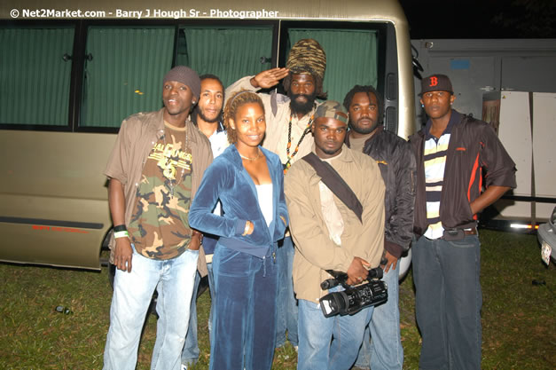 Venue and Audience - Smile Jamaica, Nine Miles, St Anns, Jamaica - Saturday, February 10, 2007 - The Smile Jamaica Concert, a symbolic homecoming in Bob Marley's birthplace of Nine Miles - Negril Travel Guide, Negril Jamaica WI - http://www.negriltravelguide.com - info@negriltravelguide.com...!