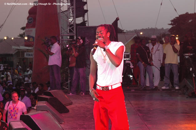 Beenie Man - Red Stripe Reggae Sumfest 2006 - Stormfront - The Blazing Dance Hall Night - Thursday, July 20, 2006 - Catherine Hall Venue - Montego Bay, Jamaica - Negril Travel Guide, Negril Jamaica WI - http://www.negriltravelguide.com - info@negriltravelguide.com...!