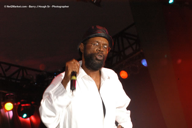 Beres Hammond - Red Stripe Reggae Sumfest 2006 - The Summit - Jamaica's Greatest, The World's Best - Saturday, July 22, 2006 - Montego Bay, Jamaica - Negril Travel Guide, Negril Jamaica WI - http://www.negriltravelguide.com - info@negriltravelguide.com...!