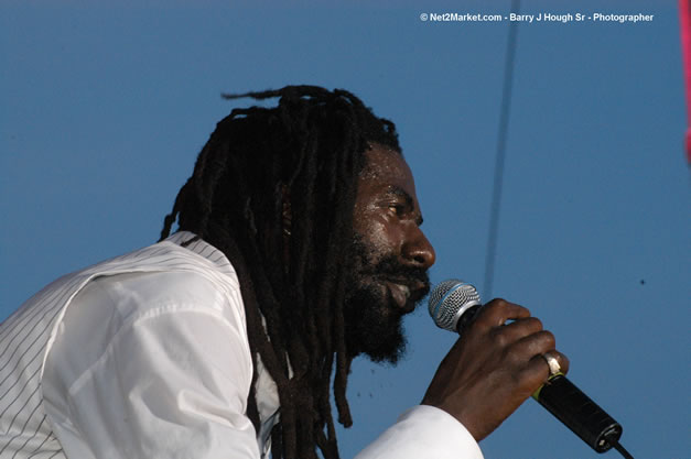 Buju Banton - Red Stripe Reggae Sumfest 2006 - The Summit - Jamaica's Greatest, The World's Best - Saturday, July 22, 2006 - Montego Bay, Jamaica - Negril Travel Guide, Negril Jamaica WI - http://www.negriltravelguide.com - info@negriltravelguide.com...!